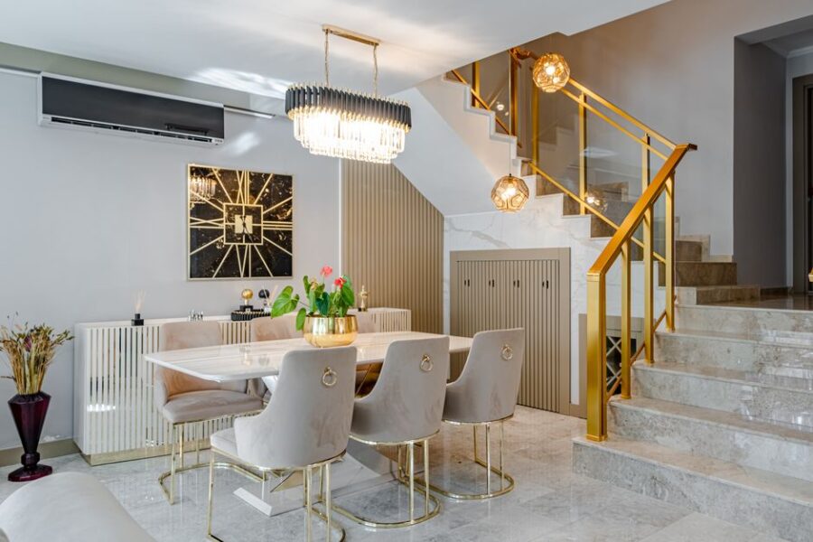 Moderne hängende Esszimmerlampe über einem eleganten Esstisch in einem stilvollen Wohnraum.